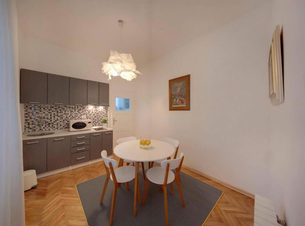 Square 12 Osijek Apartamento Exterior foto